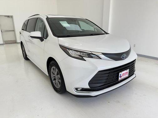 2023 Toyota Sienna XLE 8 Passenger