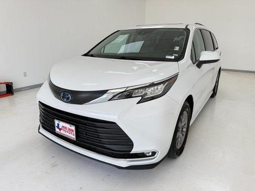 2023 Toyota Sienna XLE 8 Passenger