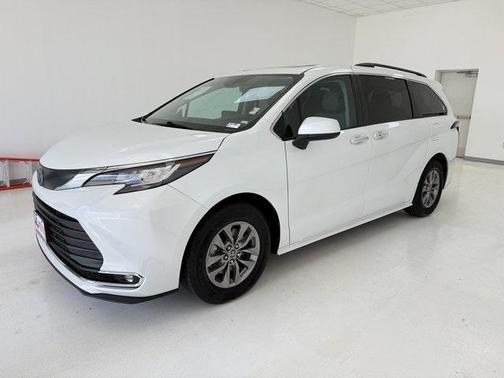 2023 Toyota Sienna XLE 8 Passenger