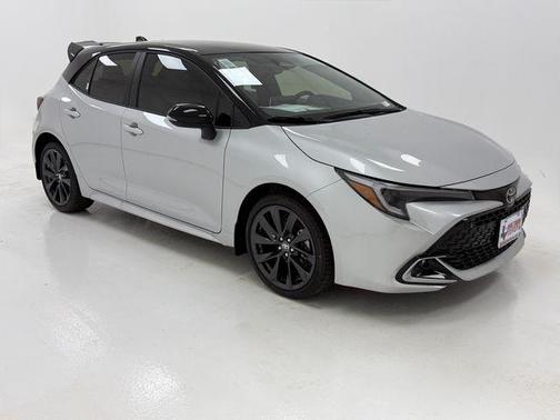 Classic Silver Metallic/Midnight Black Metallic 2026 Toyota Corolla XSE