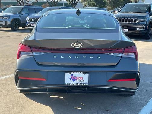 2025 Hyundai ELANTRA SEL