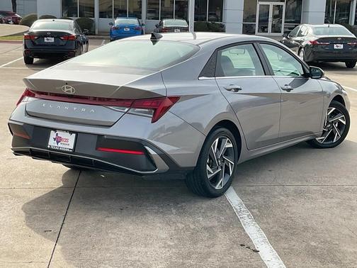 2025 Hyundai ELANTRA SEL