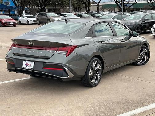 2025 Hyundai ELANTRA SEL