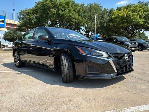 Super Black 2025 Nissan Altima 2.5 SV