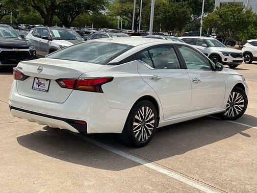 Glacier White 2025 Nissan Altima 2.5 SV