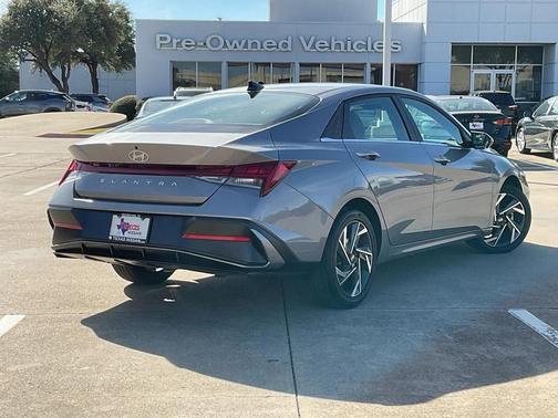 2025 Hyundai ELANTRA SEL