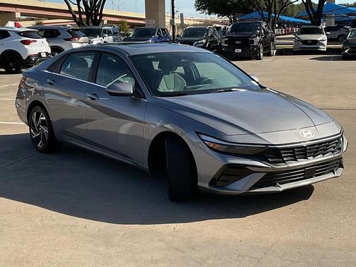 2025 Hyundai ELANTRA SEL