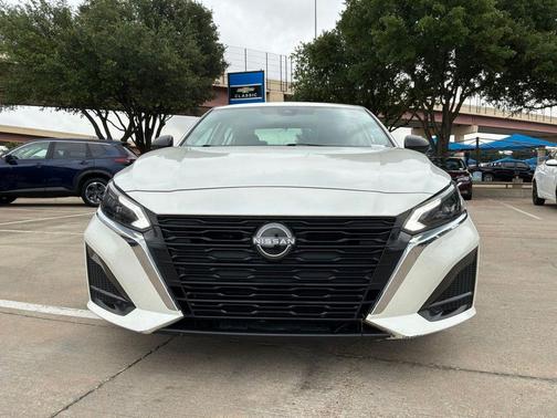 Pearl White Tricoat 2025 Nissan Altima 2.5 SV