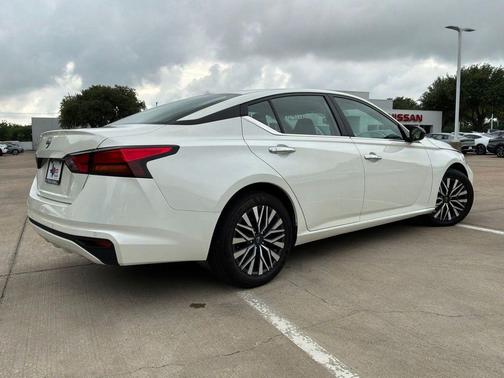 Pearl White Tricoat 2025 Nissan Altima 2.5 SV