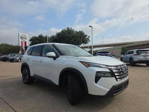 Everest White Pearl 2025 Nissan Rogue SV