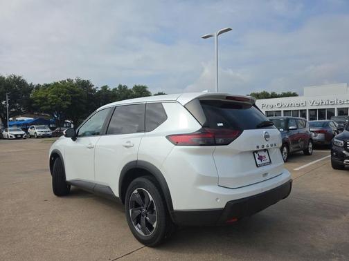 Everest White Pearl 2025 Nissan Rogue SV