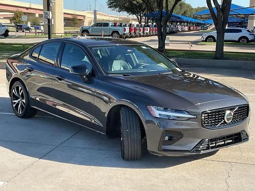 2024 Volvo S60 B5 Core Dark Theme