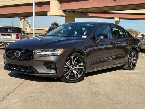 2024 Volvo S60 B5 Core Dark Theme