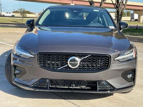 2024 Volvo S60 B5 Core Dark Theme