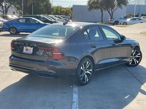 2024 Volvo S60 B5 Core Dark Theme