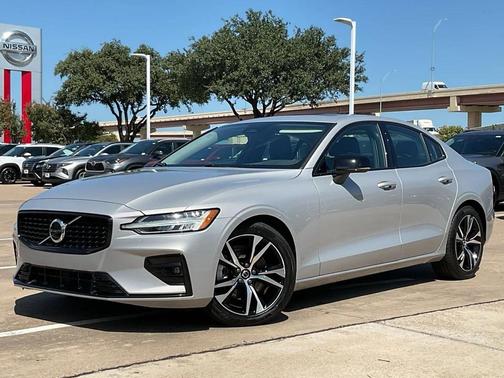 2024 Volvo S60 B5 Core Dark Theme