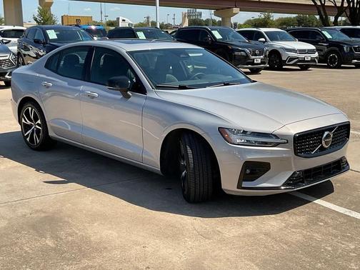 2024 Volvo S60 B5 Core Dark Theme