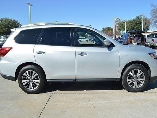 Photo 3 of 32 of 2020 Nissan Pathfinder SL