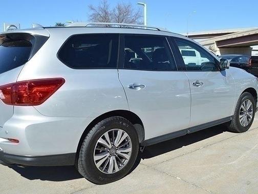 Photo 4 of 32 of 2020 Nissan Pathfinder SL