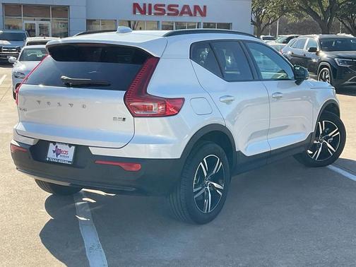2024 Volvo XC40 B5 Core
