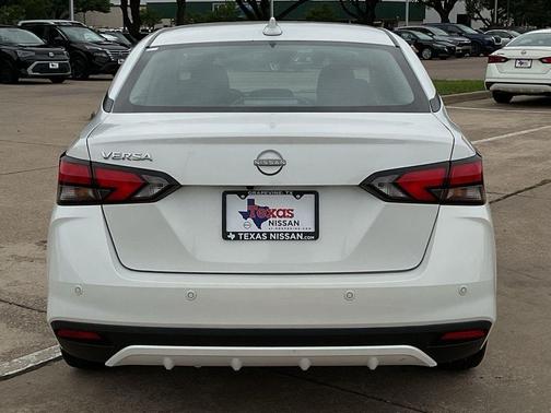 Aspen White Tricoat 2025 Nissan Versa 1.6 SV