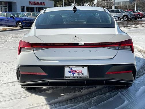 2025 Hyundai ELANTRA SEL