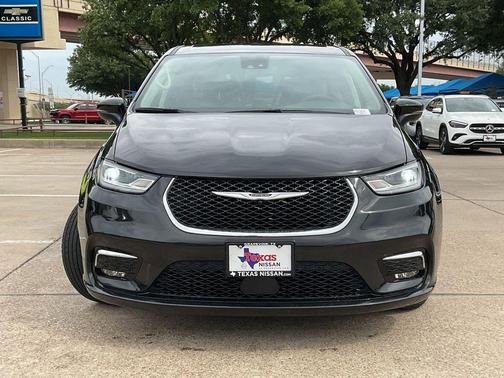 Brilliant Black Crystal Pearlcoat 2023 Chrysler Pacifica Hybrid Touring L
