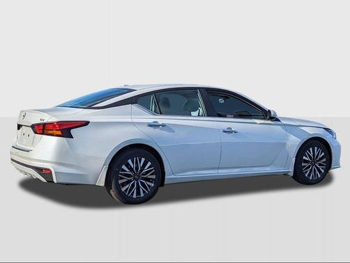 Pearl White Tricoat 2026 Nissan Altima SV FWD