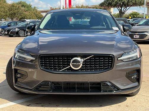 2024 Volvo S60 B5 Core Dark Theme