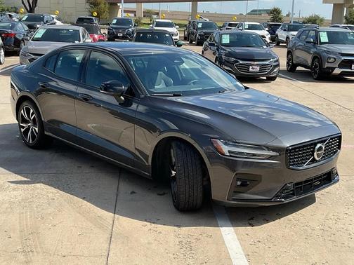 2024 Volvo S60 B5 Core Dark Theme