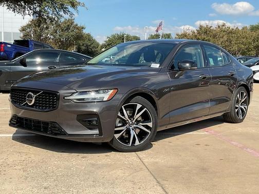 2024 Volvo S60 B5 Core Dark Theme