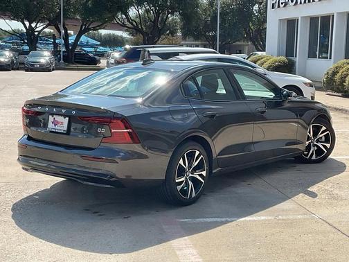 2024 Volvo S60 B5 Core Dark Theme