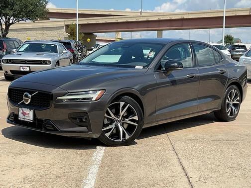 2024 Volvo S60 B5 Core Dark Theme
