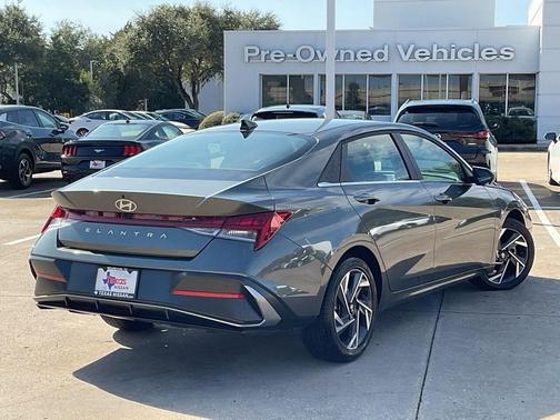 2025 Hyundai ELANTRA SEL