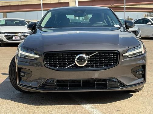 2024 Volvo S60 B5 Core Dark Theme