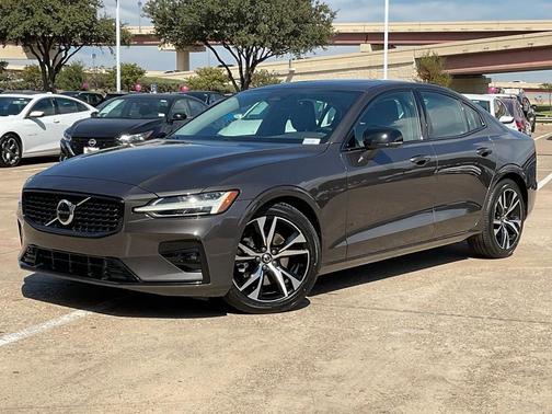 2024 Volvo S60 B5 Core Dark Theme