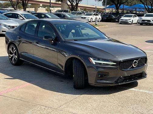 2024 Volvo S60 B5 Core Dark Theme
