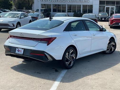 2025 Hyundai ELANTRA SEL