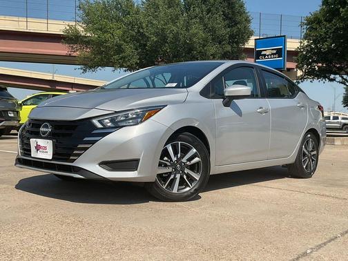 Brilliant Silver 2025 Nissan Versa 1.6 SV