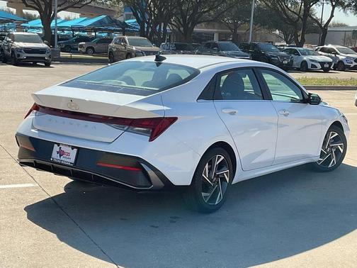 2025 Hyundai ELANTRA SEL