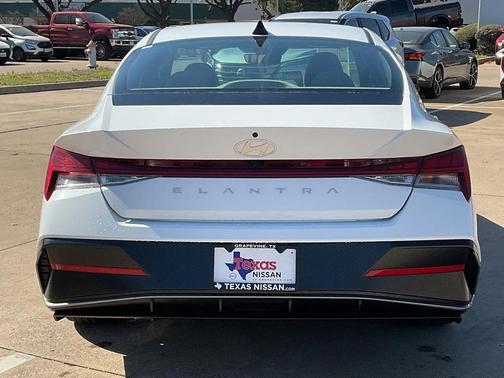 2025 Hyundai ELANTRA SEL