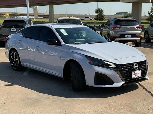 2025 Nissan Altima SR FWD