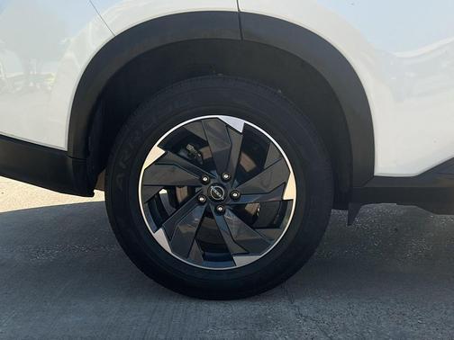 Everest White Pearl 2025 Nissan Rogue SV