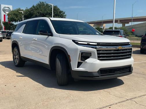 Summit White 2025 Chevrolet Traverse LT