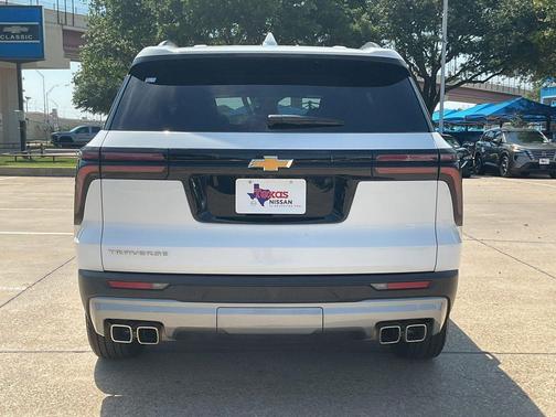 Summit White 2025 Chevrolet Traverse LT