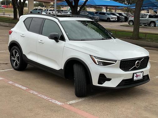 2024 Volvo XC40 B5 Core