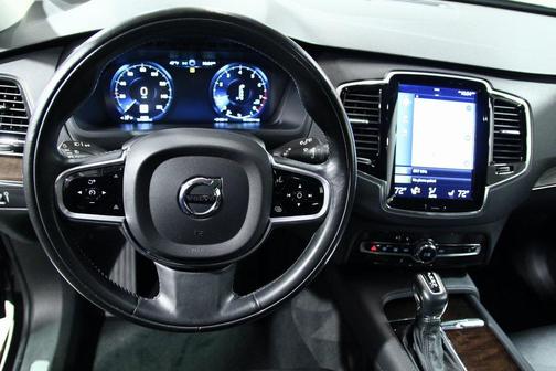 2017 Volvo XC90 T6 Momentum