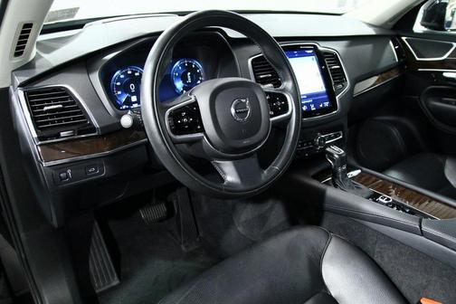 2017 Volvo XC90 T6 Momentum
