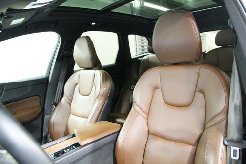 Crystal White 2022 Volvo XC60 B6 Inscription