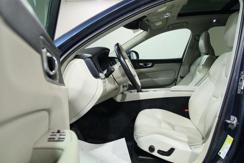 Denim Blue Metallic 2019 Volvo XC60 T5 Momentum